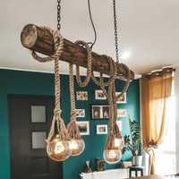 Rustykalna loftowa drewniana lampa na starej belce z jutowymi sznurami