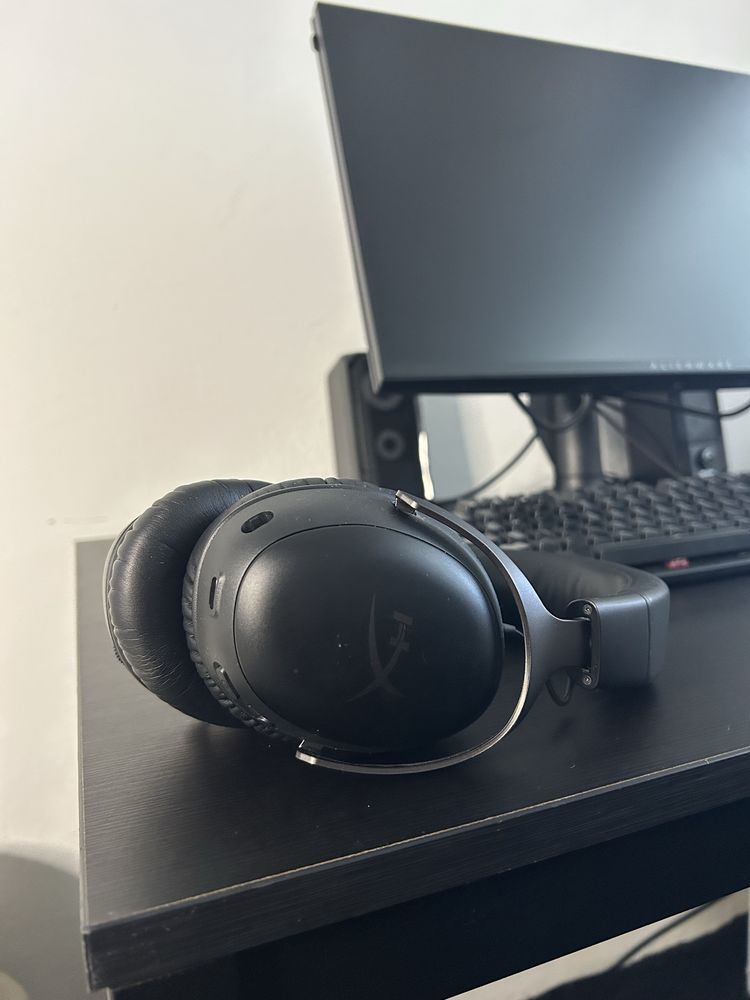 HyperX Cloud III Wireless (Ainda com GATANTIA)