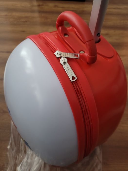 Walizka kinder jajko niespodzianka, plus gratis naklejki.