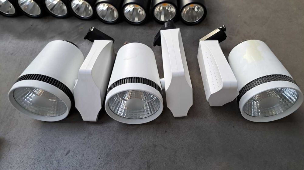 Zestaw oświetlenia LED do biur magazynów