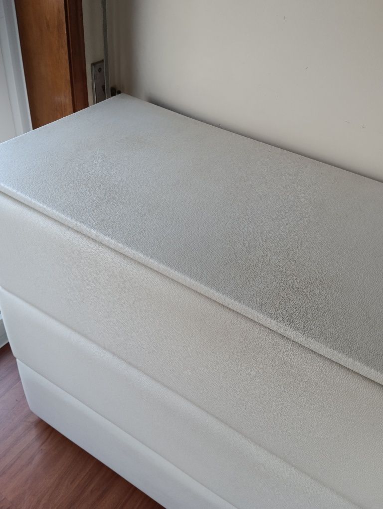 Cómoda madeira estofada + 2 mesinhas de cabeceira
