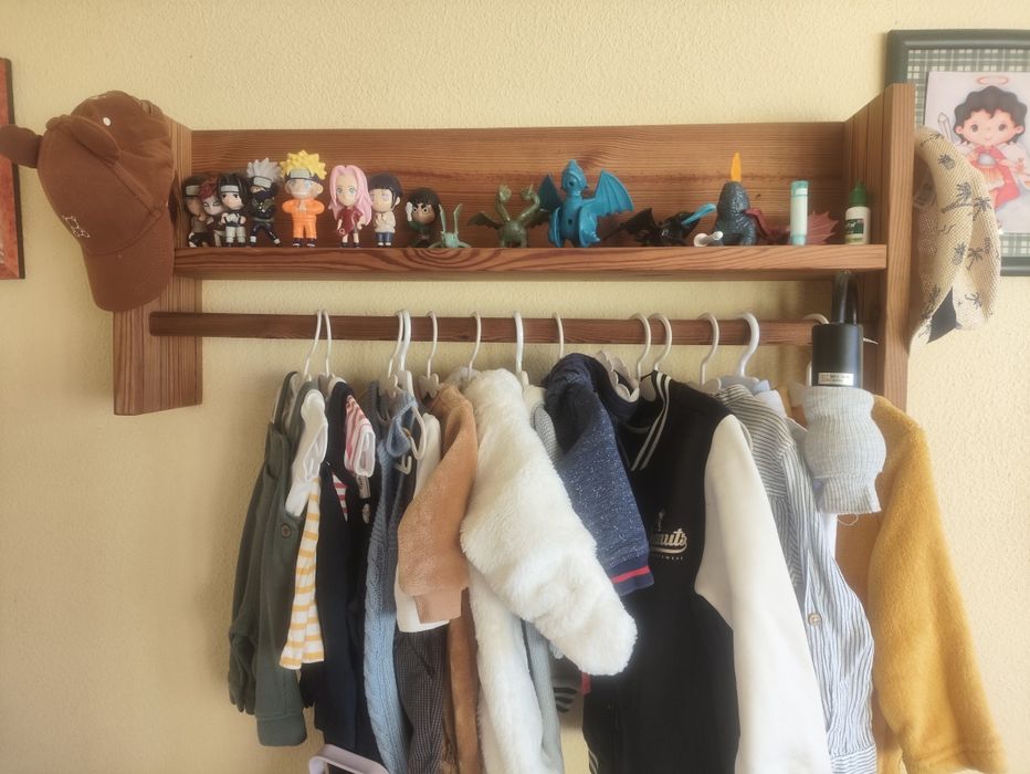 Cabideiro e estante de livros