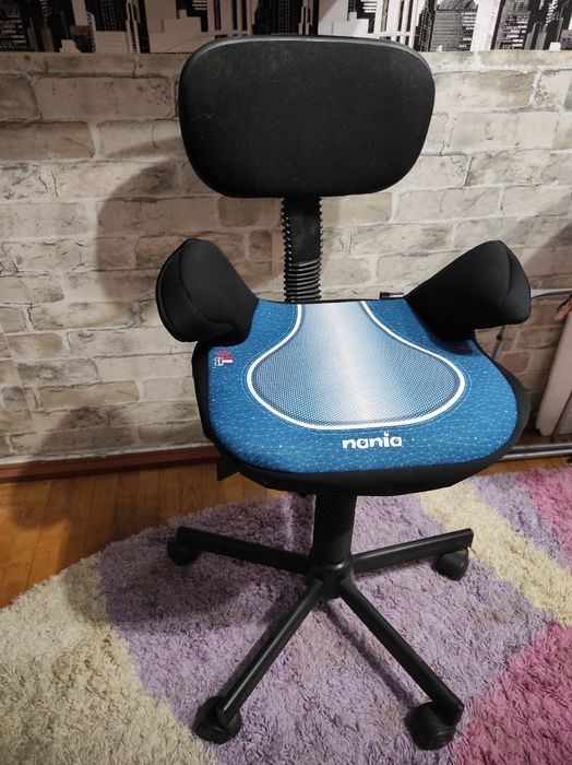 Стул компьютерный, вращающийся, на колесиках.