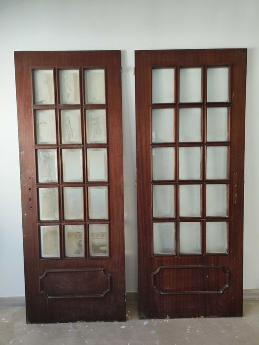 2 Portas de madeira com vidrinhos