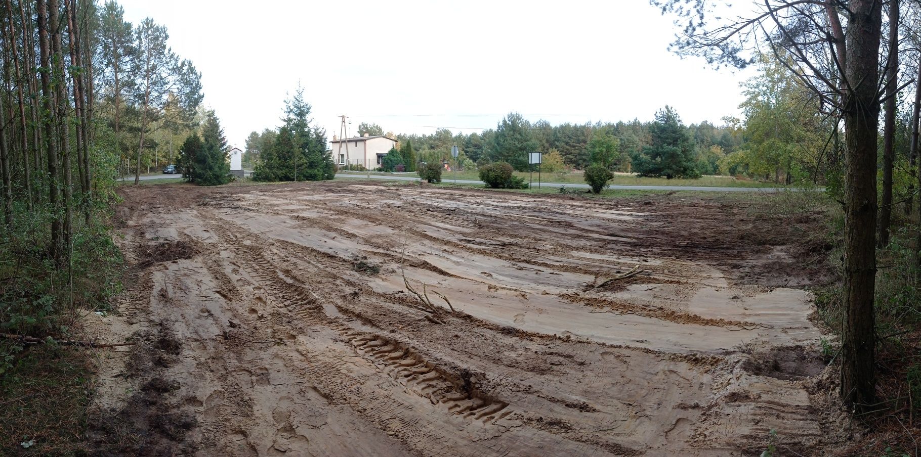 Działka budowlana z decyzją o warunkach przy asfalcie w otoczeniu lasu