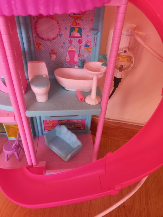 Vendo Casa da Barbie com Piscina - Chelsea. Muito pouco usada