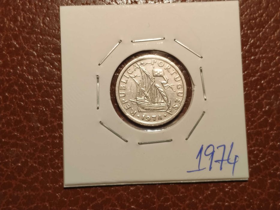 827 moeda de 2,5 escudos de 1974 (Caravela-barcos) - Portugal