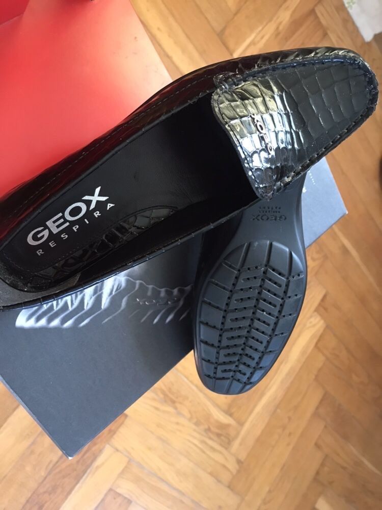 Взуття фірмове Geox, залишилося дві пари.  Легкі, шкіряні,