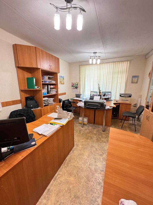 Центральний район. Вул. УПА. Оренда офісу з окремим входом і меблями.
