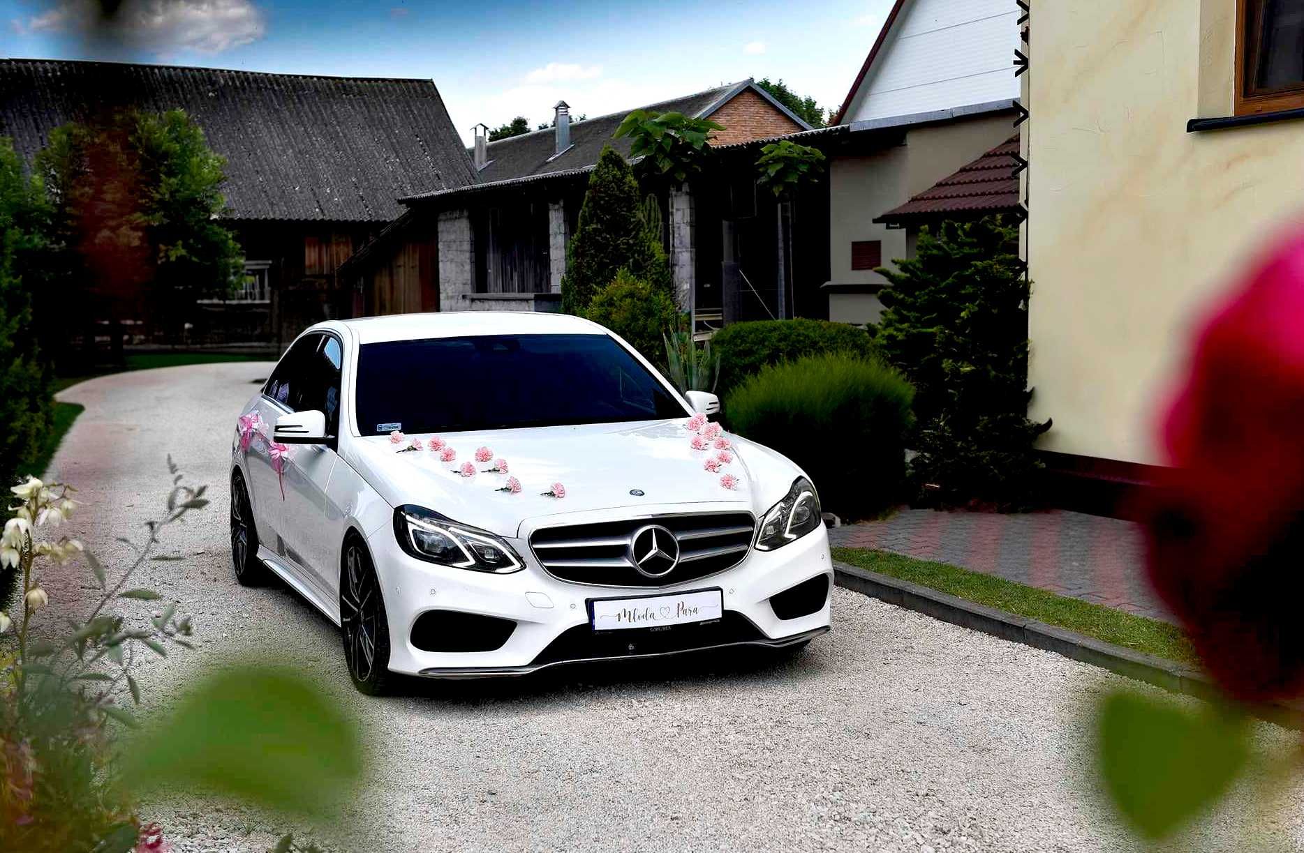 Auto do ślubu biały Mercedes E klasa