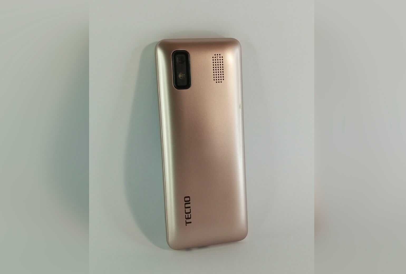 Трехсимочный мобильный телефон кнопочный светло-коричневый TECNO
