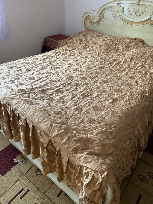 Бежеве покривало на двоспальне ліжко