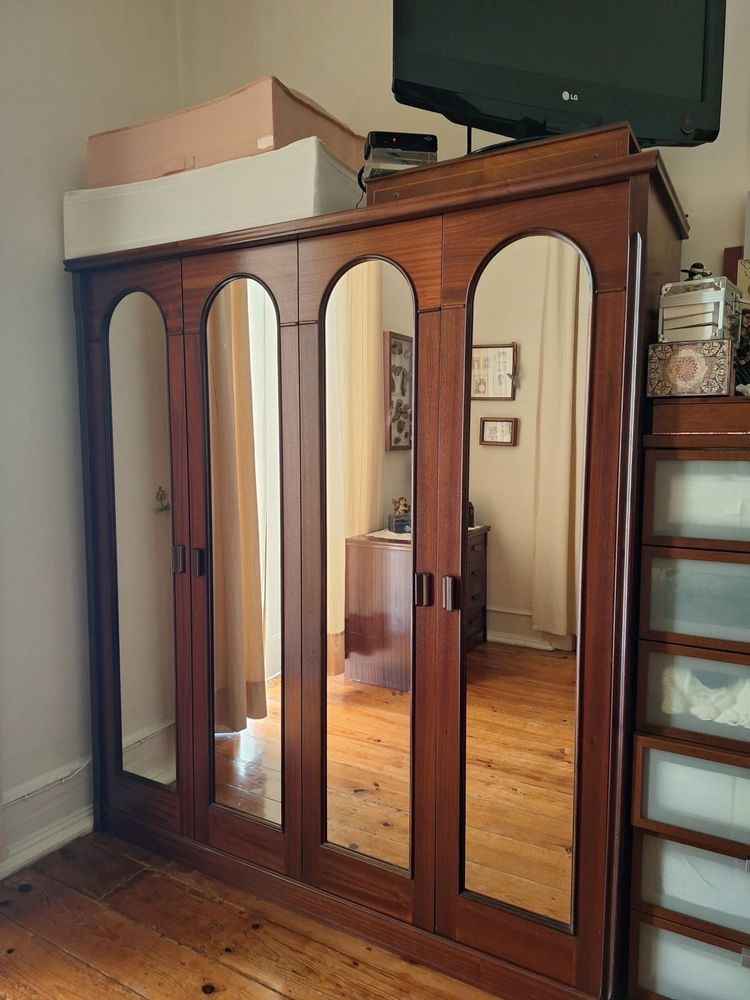 Mobilia de quarto em bom estado