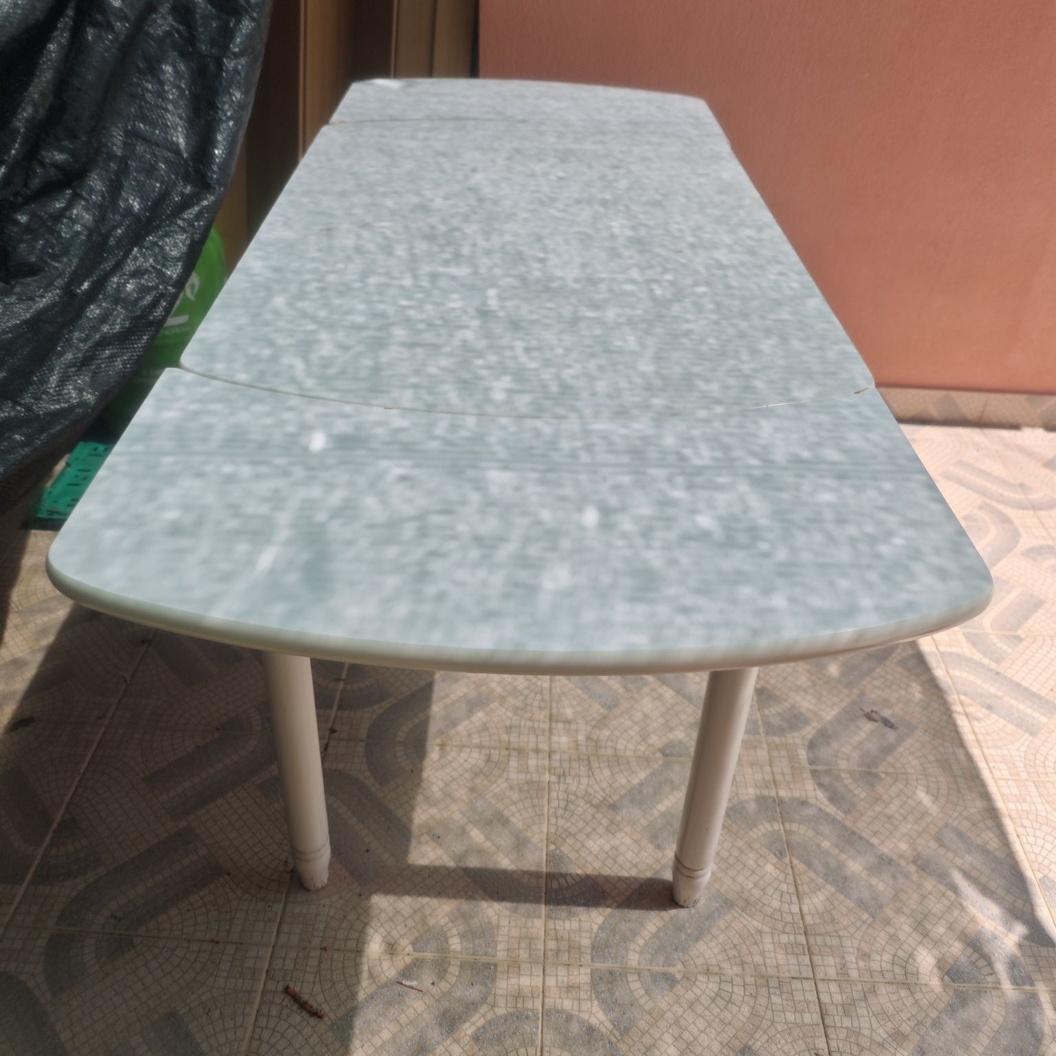 Mesa branca com uma gaveta e também estica