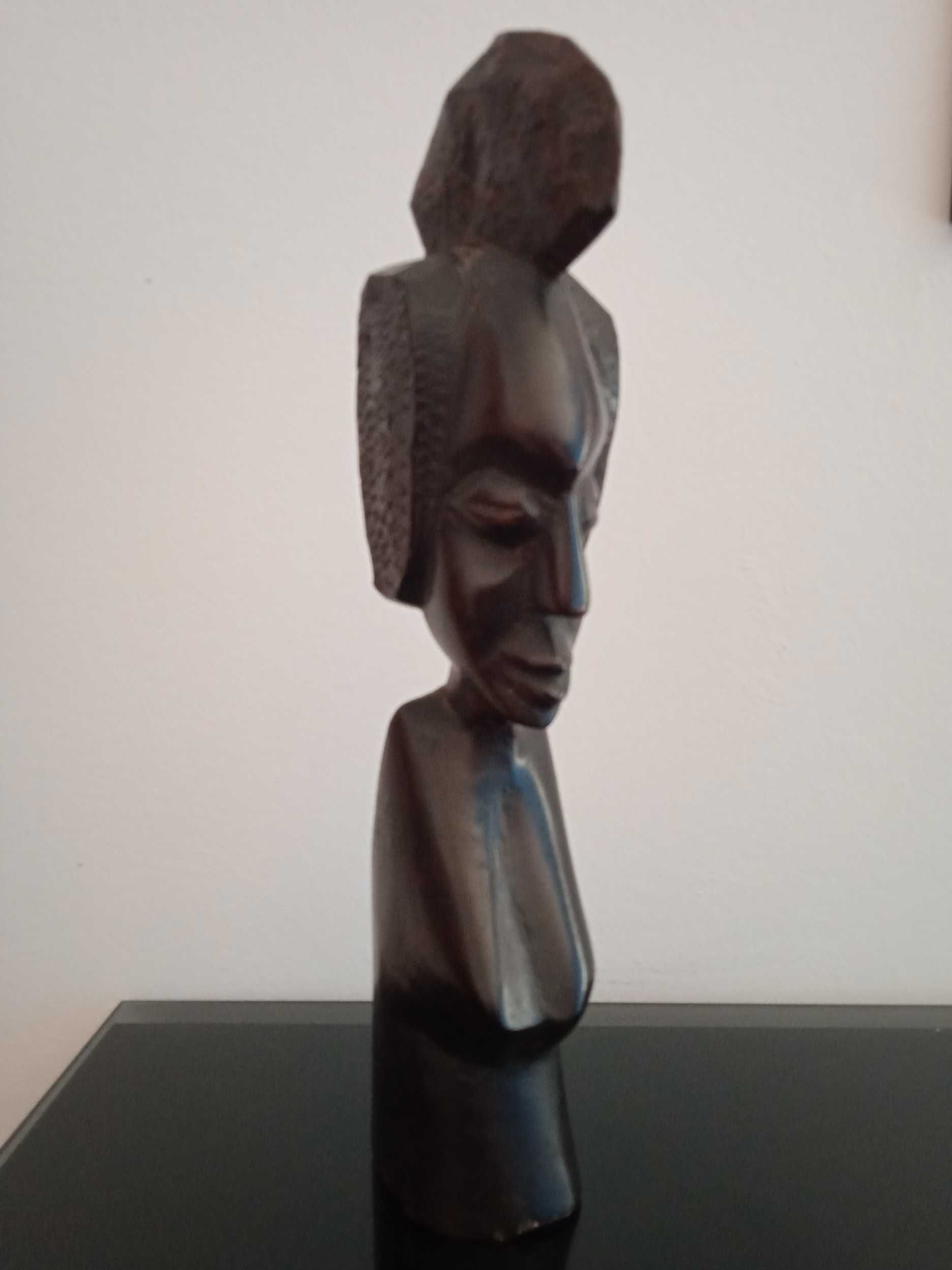Estatueta africana original esculpida à mão em madeira maciça