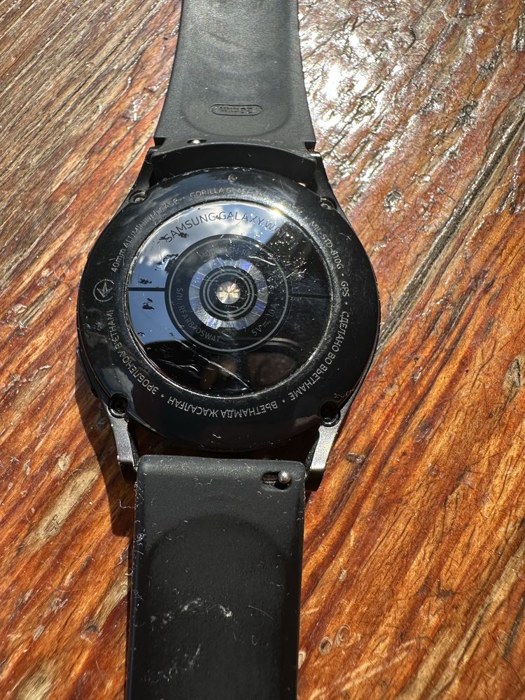продам Samsung Galaxy Watch 4 в чорном цвете.