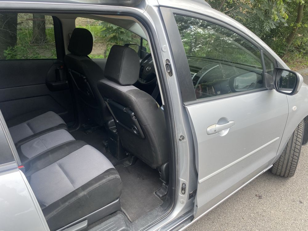 Машина Mazda 5  2005 рік