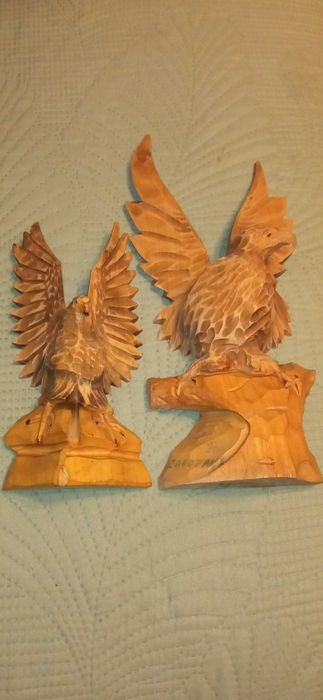 Rzeźbiony orzeł z drewna