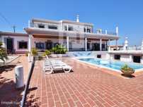 Moradia Independente com piscina e vista mar, localizada perto de L...