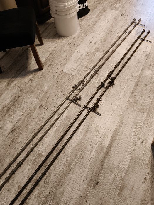 Karnisze, kolor srebrny i mosiężny