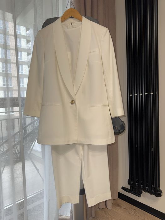 Білий класичний костюм