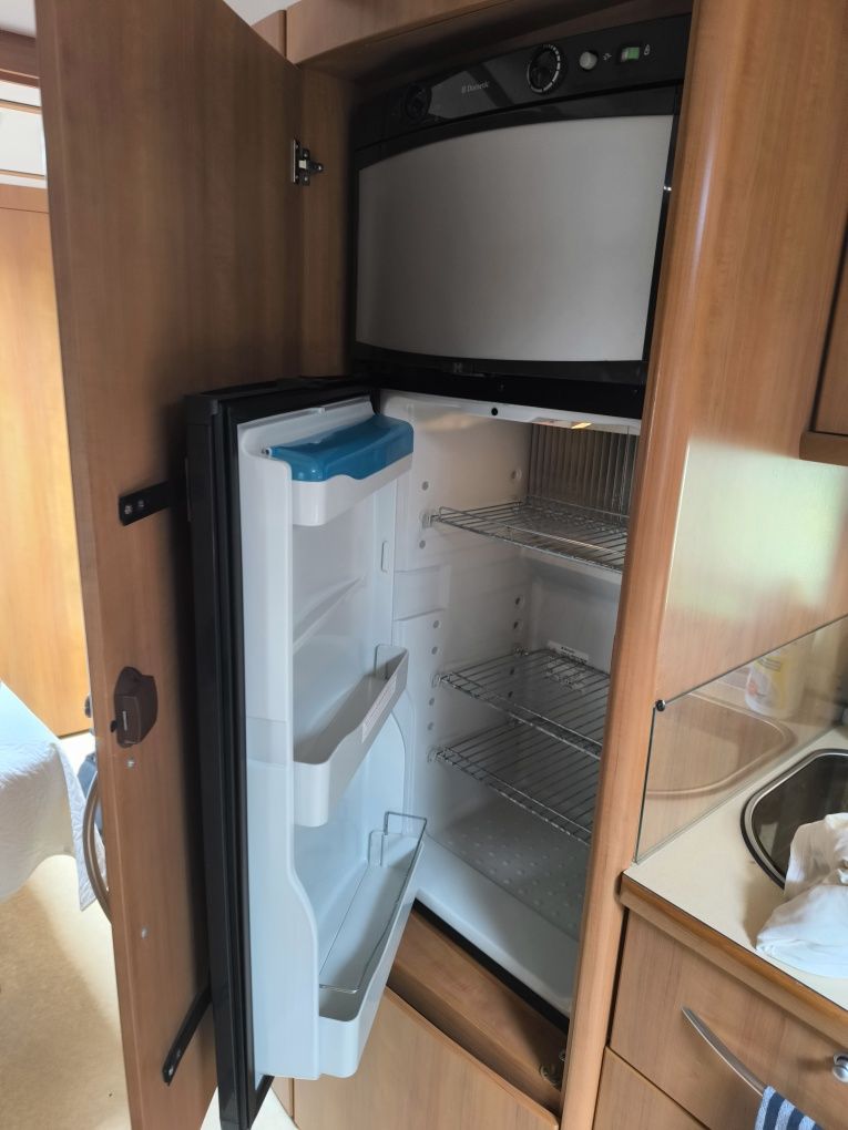 Lodówka do przyczepy kampera dometic zasilana gazem 12v 230v