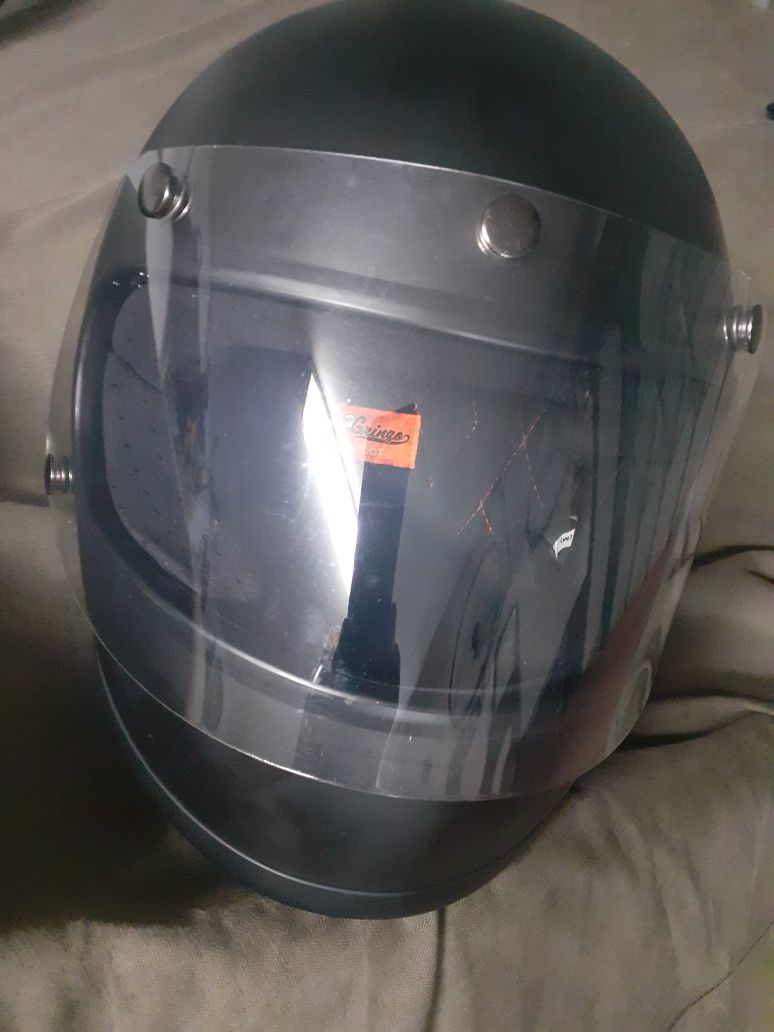 Capacete SCORPION tamanho M.  Outro GRINGO tamanho  M