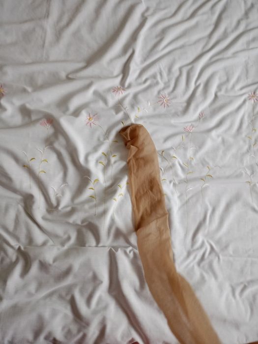 Cienkie beżowe rajstopy.