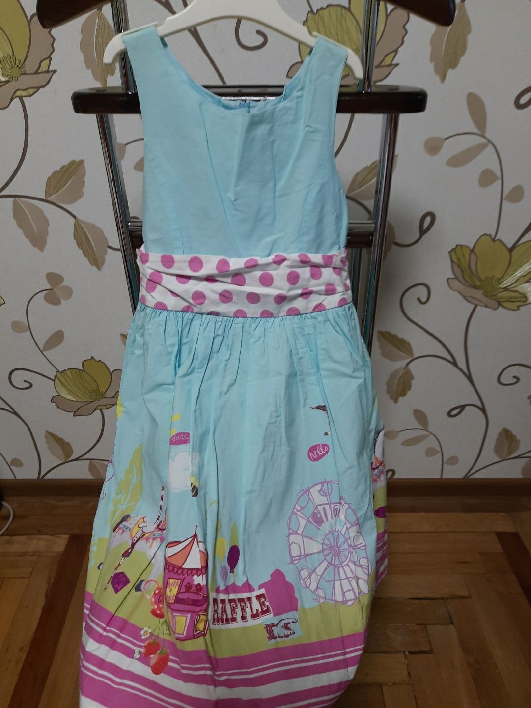 Нарядное детское платье H&m карусель для девочки
5-7лет