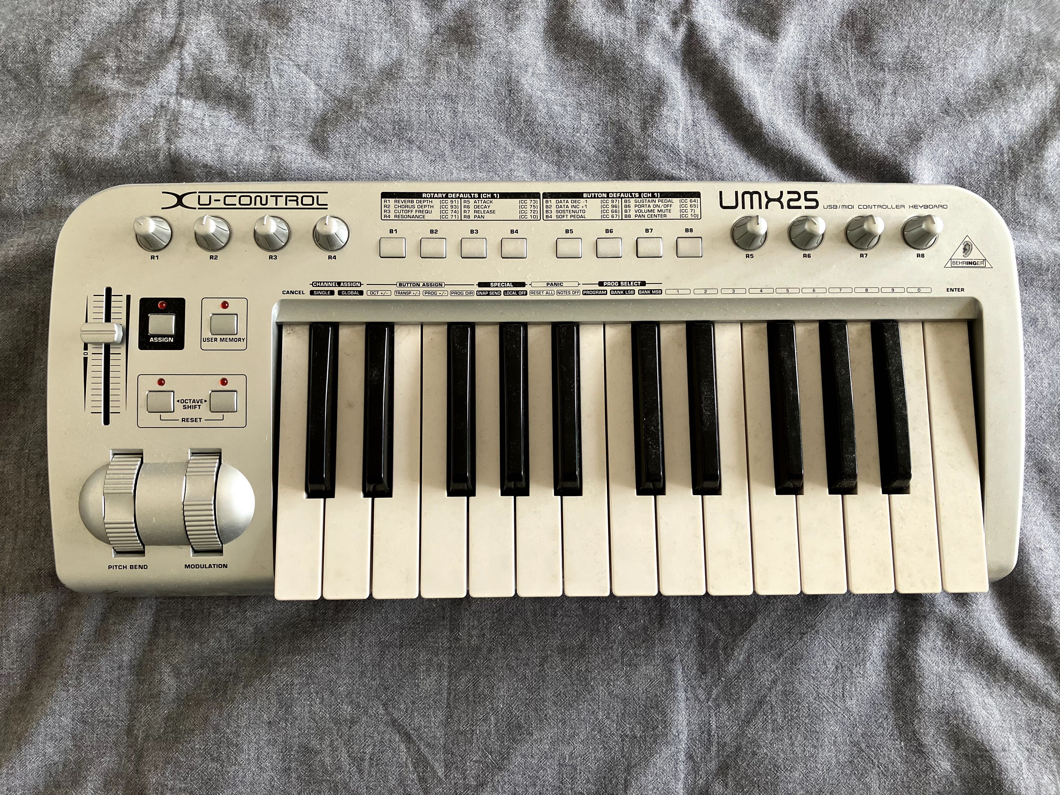 Teclado MIDI Behringer UMX25