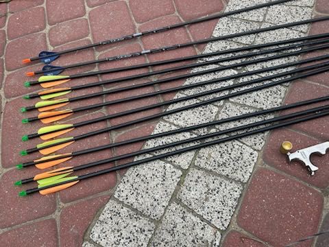 Hybrydowy łuk bloczkowy ze strzałami