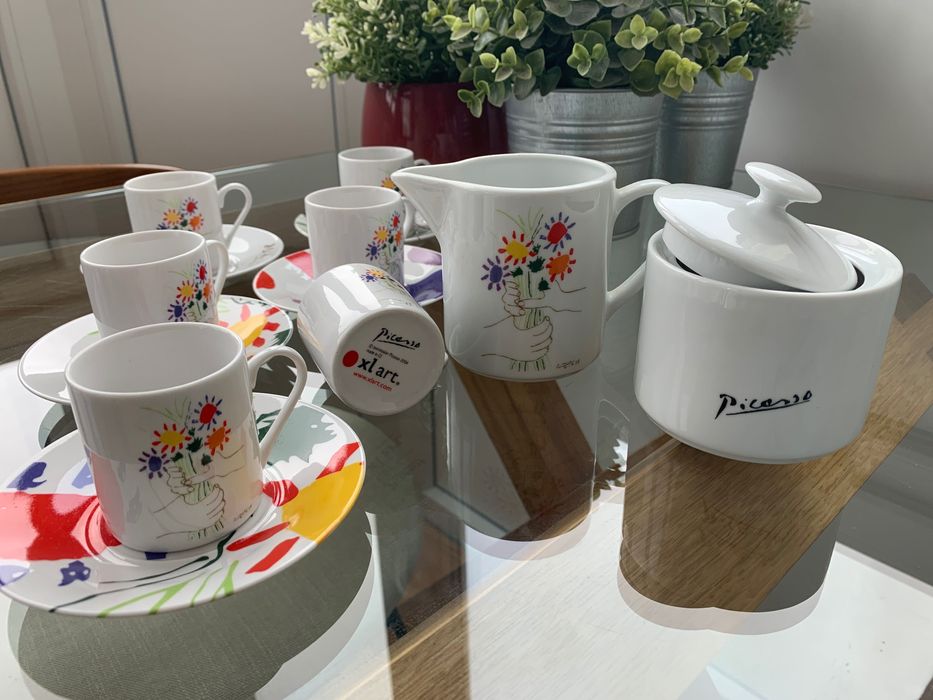 Chávenas de café com açucareiro e leiteira