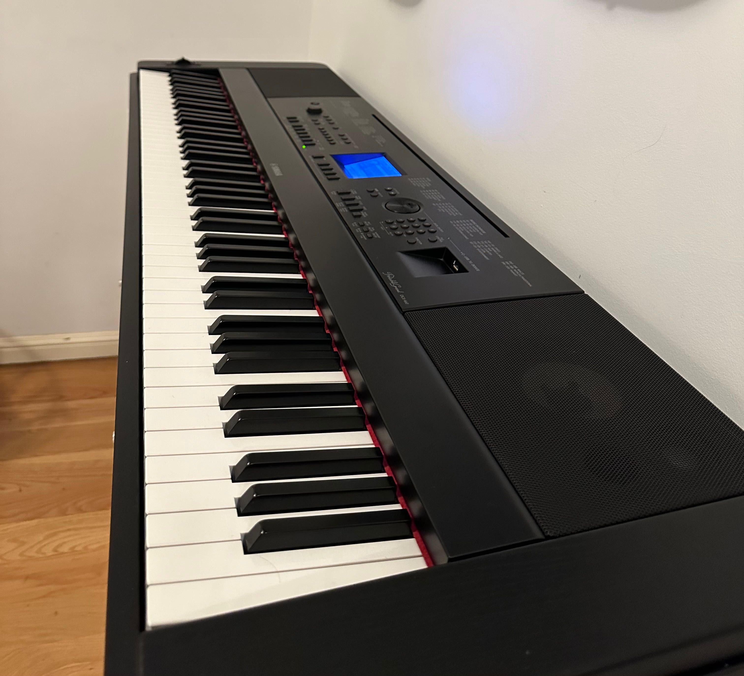Piano digital Yamaha DGX-660 em perfeito estado.