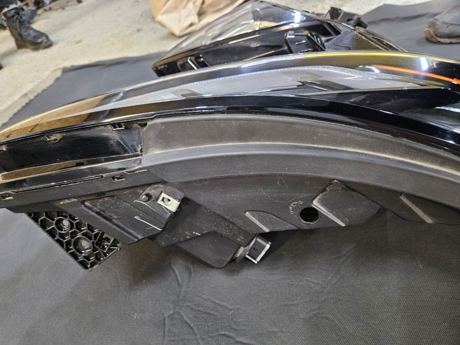 Фара права болт BOLT EUV 2023