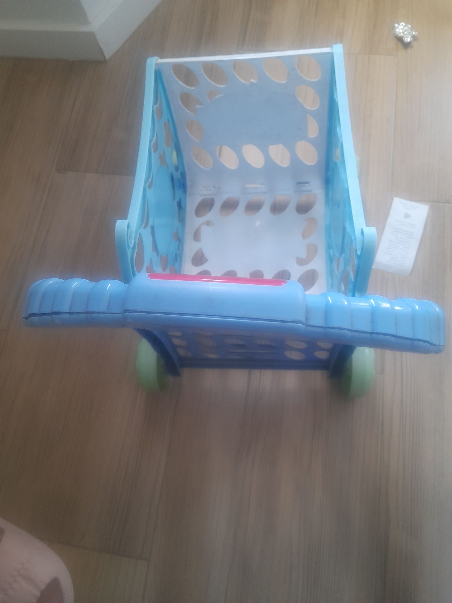 Carrinho de compras azul para crianças.