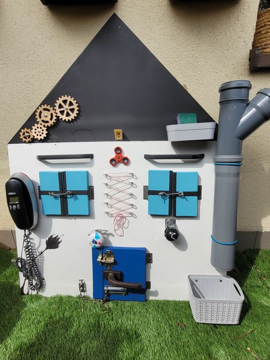 Tablica manipulacyjna sensoryczna Domek