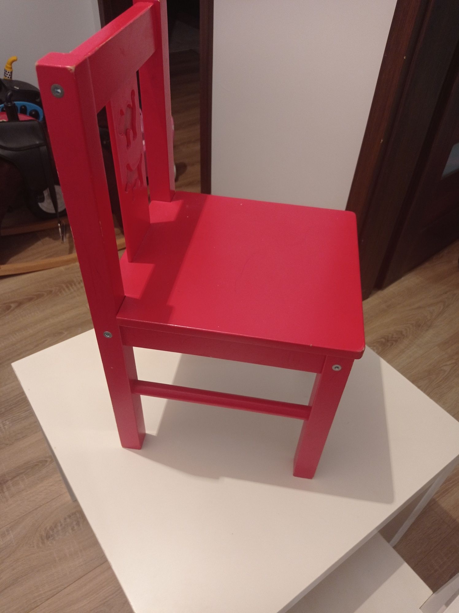 Stolik drewniany plus dwa krzesła również drewniane