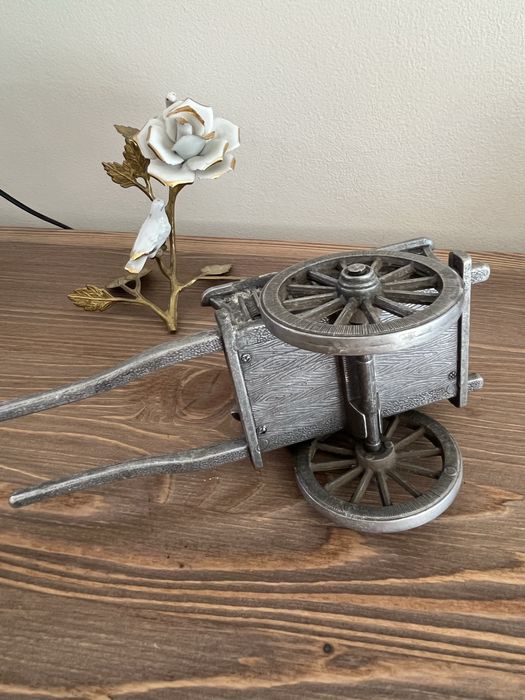 Dekoracyjna metalowa mini taczka – rustykalny styl vintage