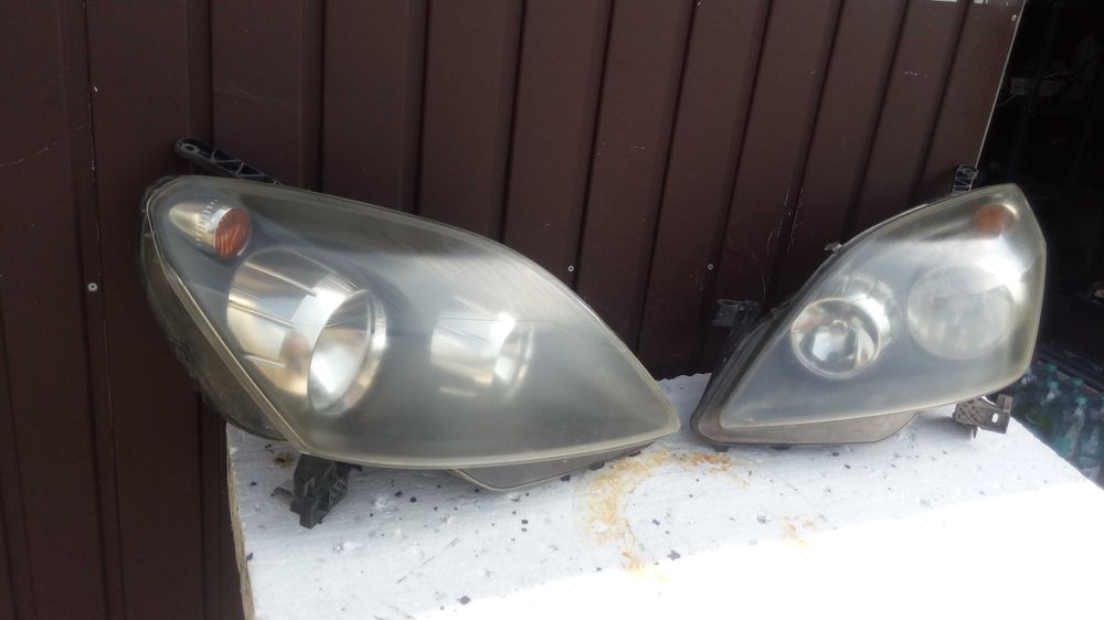Opel Zafira B Lampa prawa lewa przód przednia