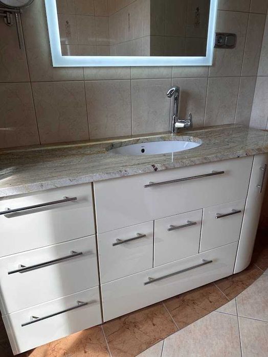szafka łazienkowa z blatem granitowym i wylewką chromowaną