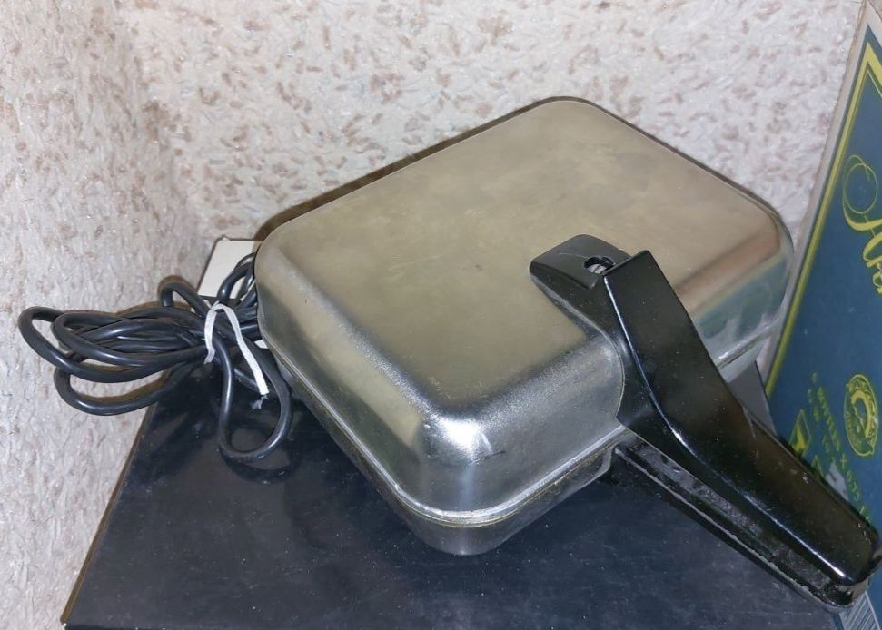 Електровафельниця Ласунка