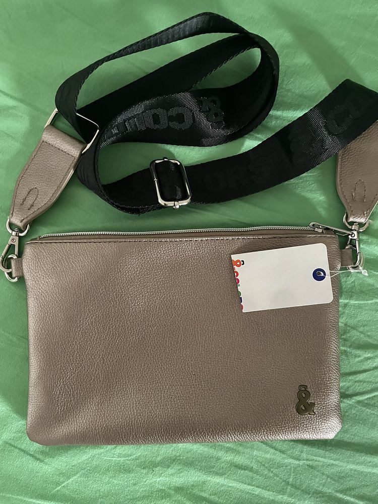 a bolsa é “& colors” nova