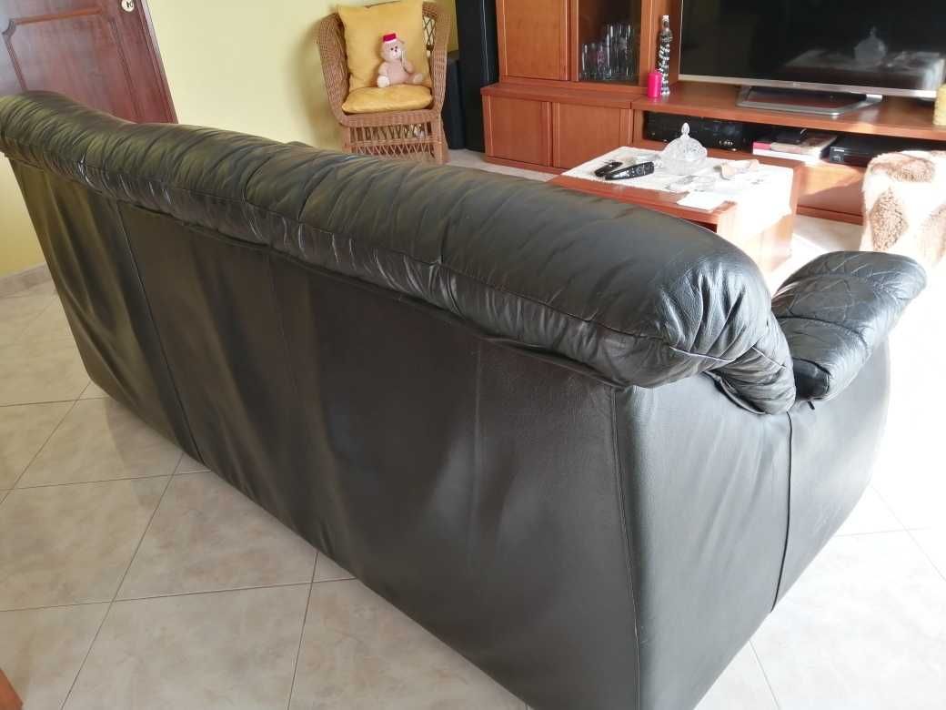 Sofá preto em pele genuína de 3 lugares com cama.