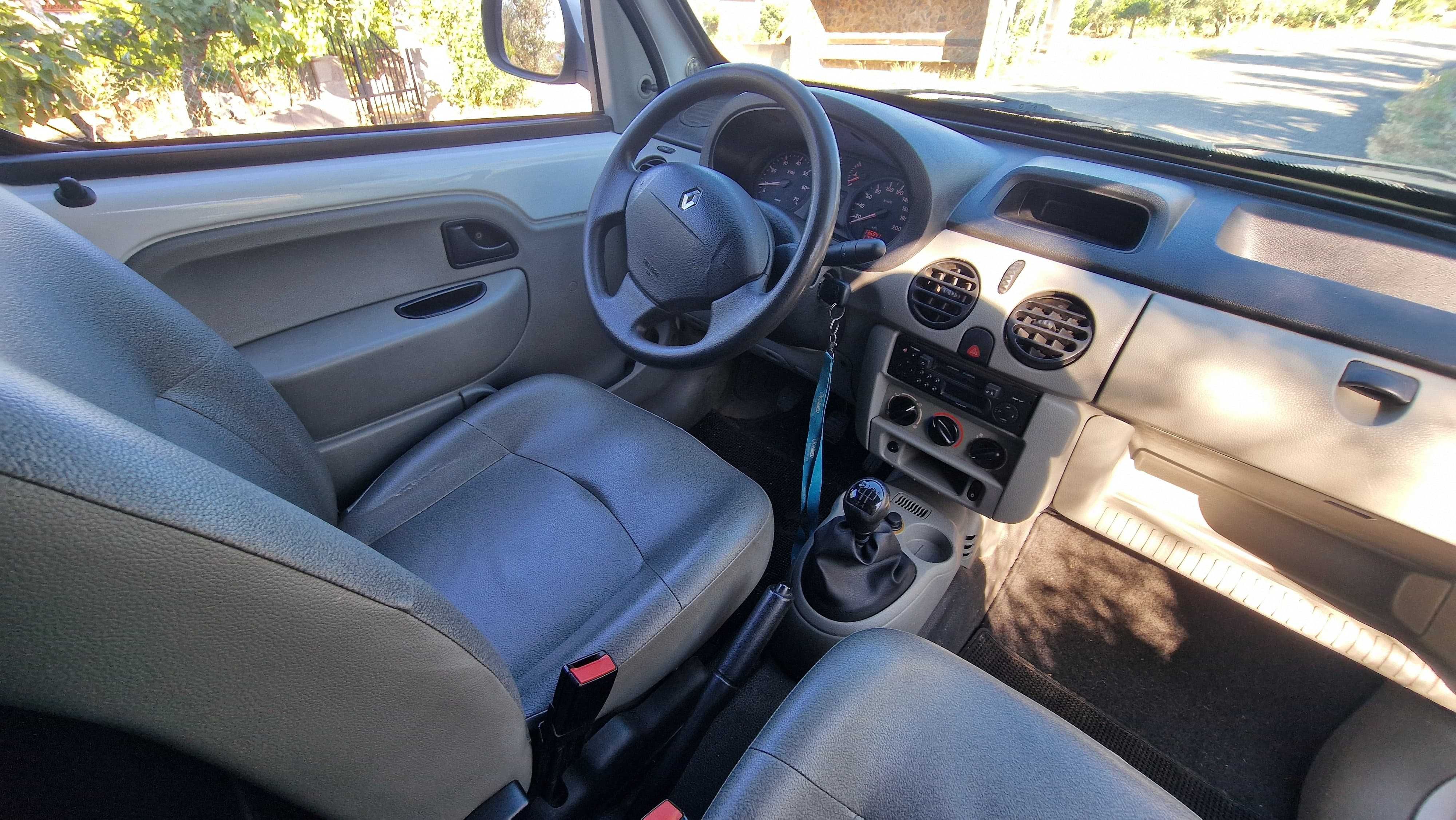 Renault Kangoo bem estimada
