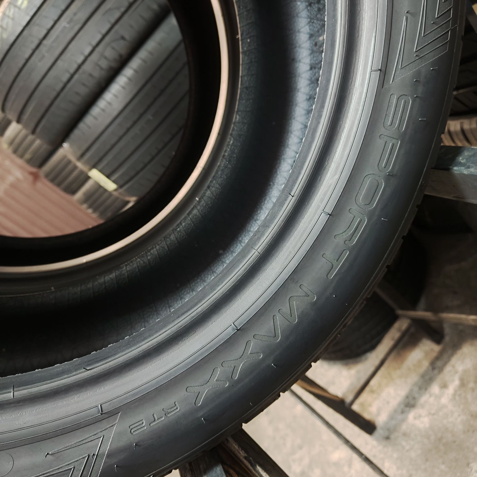 255/45/18 XL Sprzedam parę opon letnich Dunlop