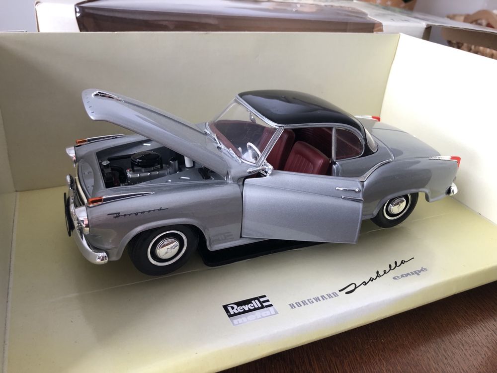 Model Borgward Isabella 1/18 Revell srebrny