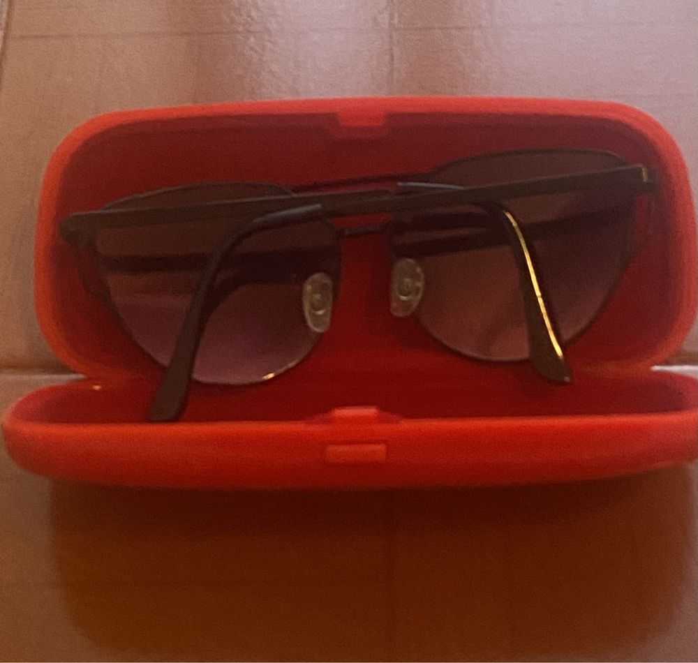 Oculos de sol com caixa