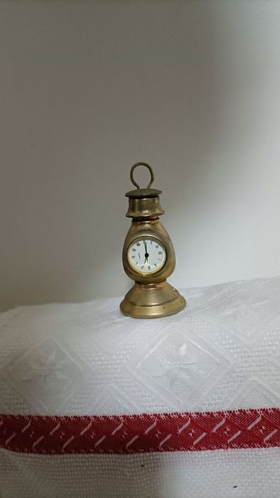 Relógio em miniatura de coleção