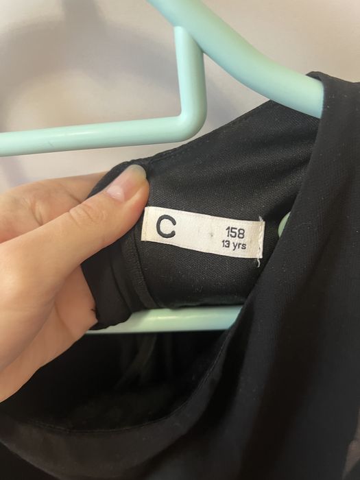 Черное платье с жемчугом с пышной юбкой