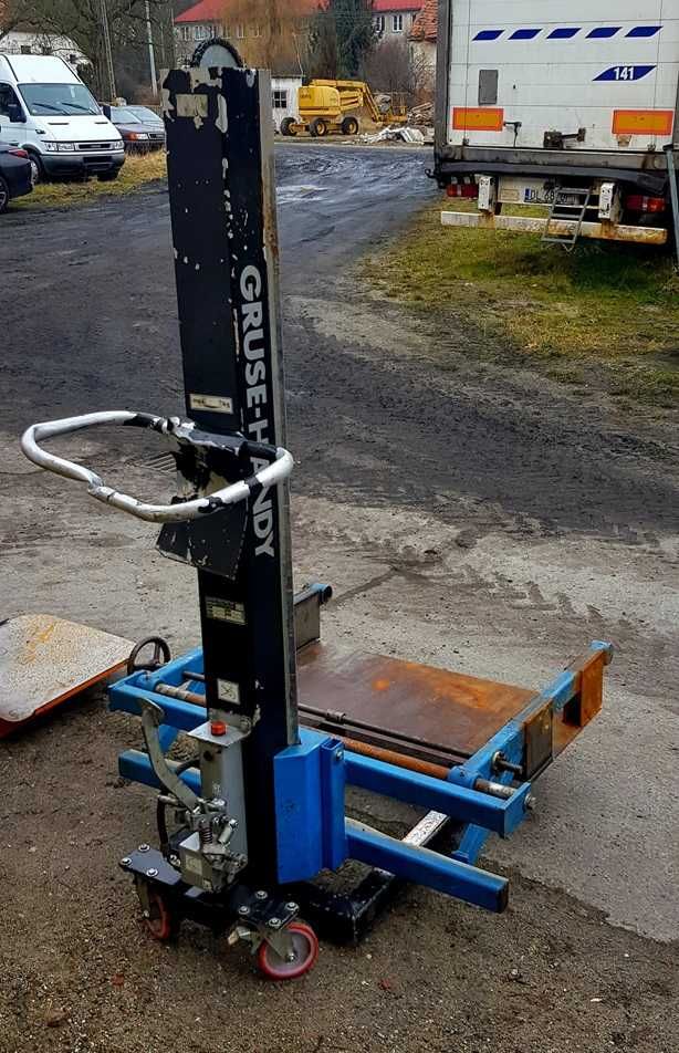 Podnośnik montażowy do materiałów hydrauliczny z platformą towarowy